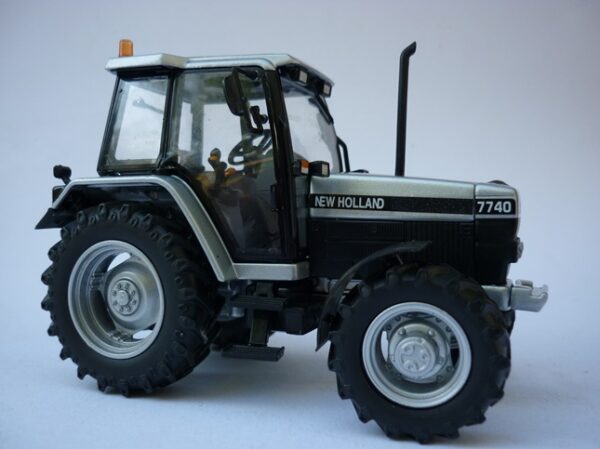 New Holland 7740 SLE silver - Image 4